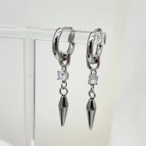 Handgjorda örhängen  - Material- zirconia kristall , silverpläterad rostfritt stål ●Örhängeskrokar -rostfritt stål •Nickel fri. Längd -4,5cm Vattentåliga, ändrar inte färgen! Köp för 1st-100kr eller 150kr/paret