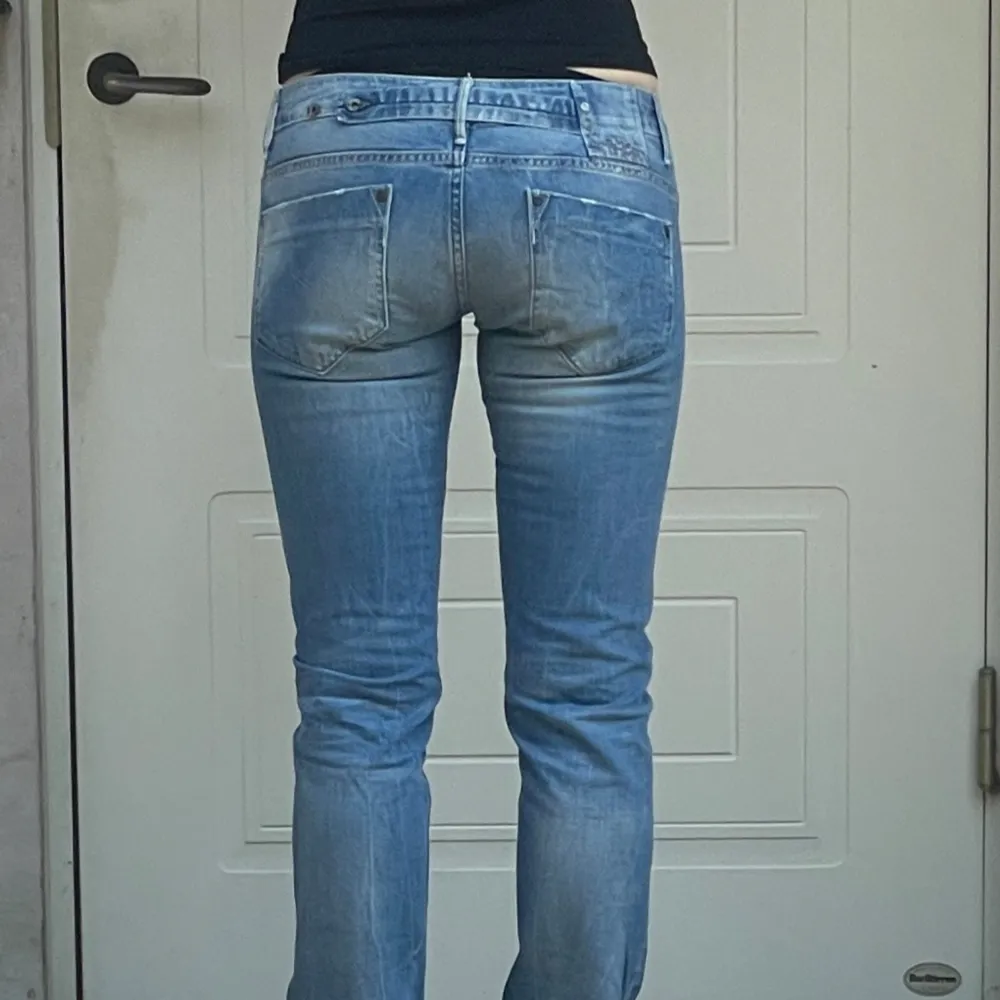 Säljer mina jätte snygga low waist jeans från g star 🙌 Ny priset är 1199kr och de är använda enbart 2 gånger 💕De har jätte snygga detaljer (bild 5) De är straight/bootcut 💕 Pris kan diskuteras vid snabb affär 🙌💕  Kontakta om ni har några frågor !!. Jeans & Byxor.
