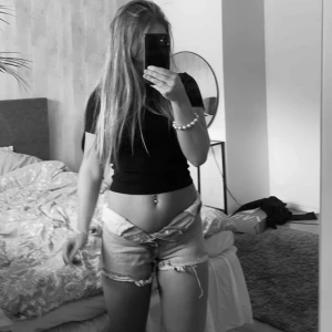 Shorts  - Fina jeans shorts från zara använts endast 1 gång ( på bilden är dem nervikta)🩷