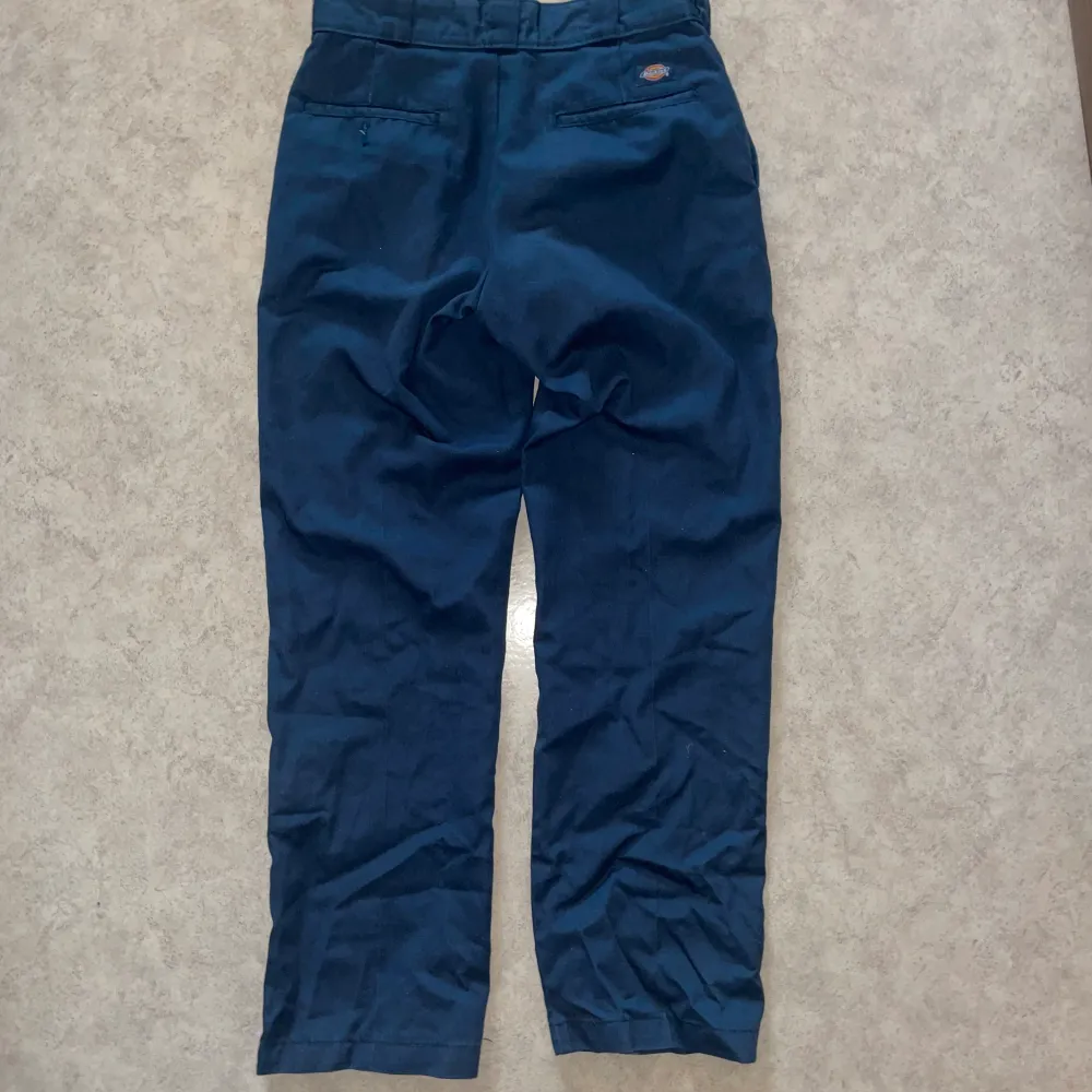 Sjukt snygga mörkblåa Dickies 874 workwear byxor i storlek 32/32. Frågor? Skriv i DM. 🤙. Jeans & Byxor.