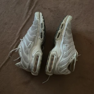 Tn skor - Säljer nu mina grå/vita tns i stlk 43/44 ny pris 2000kr Dem är lite smutsiga går att ta bort i tvätten 🔥 Jag tar byten eller buda ett pris 