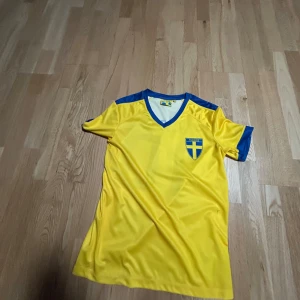 Fotbollströja  - Fotbollströja säljs i storlek xs. I fint skick. 