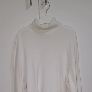 Säljer en vit hög krage tröja helt ny skick - Säljer en vit hög krage tröja helt ny skick