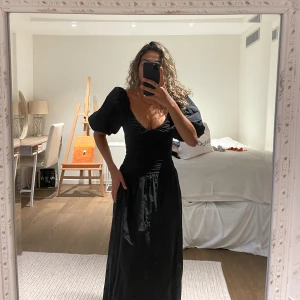 Svart cocktail klänning  - Säljer min super FINA svarta cocktail klänning. Sitter så snyggt på kroppen! Bra skick🤎