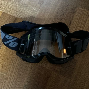 Crossglasögon 100% - Säljer dessa clear 100% crossglasögon. Glasögonen är knappast använda. Säljer då jag inte har någon användning för dom. Nypris ca 600, mitt pris-250. Bara att höra av sig vid fler frågor.