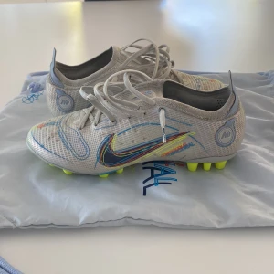 Nike mercurial elite fotbolsskor - Nypris: 2299 Väldigt bra skick Bara använda några gånger Pris kan diskuteras  