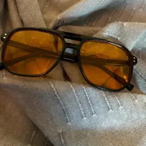 Säljer dessa snygga solglasögon som är trendiga på tiktok. Har flera färger på min profil. Pris kan diskuteras 