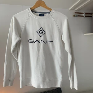 GANT TRÖJA - Tja Jag vill sälja min gant tröja!  Använd 5 gånger!!  Skick 7,5 av 10🌟  Den enda fakturen som man kan se är att den har två fläckar som man kan ta bort om man vill!  Köpte denna för 1200 kr  Storlek 152 och lite stor i storleken   Mvh Ossian!!  🌟✌️👌🏽 