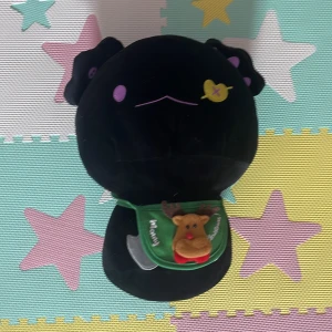 mewaii axelotl gosedjur - svart axelotl, har bara legat under min säng eftersom den inte har passat mitt rum. inga fläckar eller hål. köp är på