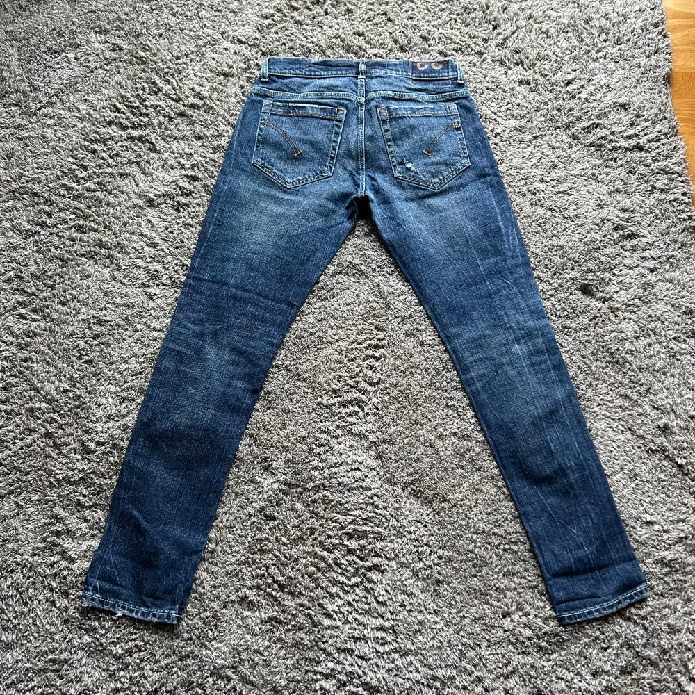 Säljer dessa sjukt snygga dondups i modellen George st 33. Jeansen har en lite sliten design som är mycket eftertrakt! Skit fint skick på dom! Hör av dig vid frågor. Jeans & Byxor.