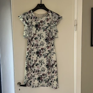 Blommig klänning  - Använt enbart en gång på ett dop 