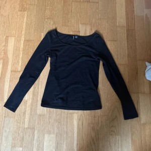 Långärmad tröja - Bra skicka, nästan aldrig använd och det är en basic långärmad tröja som är lite u ringad