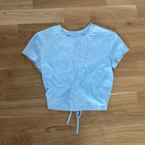 Tröja - En fin blå tröja med coola detaljer där bak. Den är i väldigt bra skick. Skriv privat för mer info ❤️