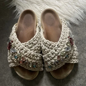 Inuikii tofflor - Säljer mina inuikii tofflor pga använder ej längre, tecken på slitage finns lite grann och en liten diamant är borta men annars felfritt skick o sparsamt använda! 