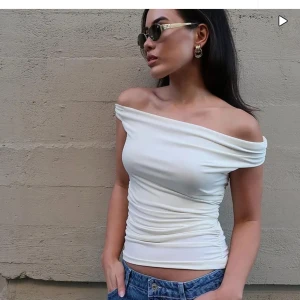 Off shoulder topp från NAKD - Helt oanvänd med lapp kvar, köpt för 349:-.