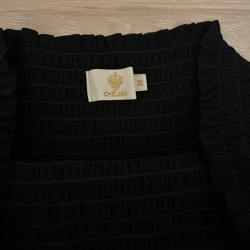 Jätte fin svart volang kjol i mycket fint skick (knappt använd). Märket är chelsea, är i st. M . Kjolar.