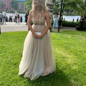 Finaste balklänningen - Säljer nu min fina balklänning från dressroom linne. Den är i en rosa/beige färg med lite blått tyll. 