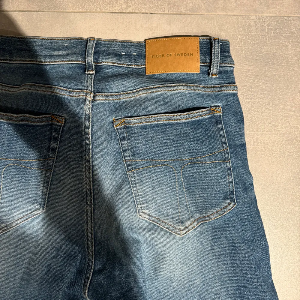 Tjena!! Säljer nu ett par Tiger of sweden jeans i storlek 32/32. Jeansen är i riktigt fint skick då det bara är använda ett fåtal gånger. Hör gärna av er vid funderingar!. Jeans & Byxor.