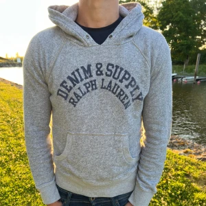  Ralph Lauren hoodie - Kylig hoodie från denim & supply som är en klädkollektion av Ralph lauren. Tröjan är originellt L men sitter som S då den blivit fel tvättad. 9/10 i skick.