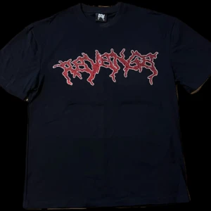 Revenge T-shirt - Säljer nu min helt nya Revenge T-shirt då den inte passar mig.  !Oversized passform!
