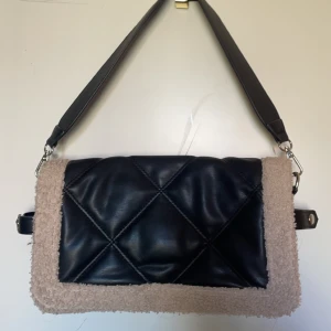 väska  - säljer en oanvänd väska då jag inte gillade den det finns både ett långt och ett kort band har tre olika fack som man kan förvara saker i pris går att diskutera kostar 600 ny 