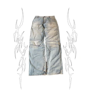 90s Baggy Jeans Italienska - Y2k vintage baggy jeans i bra skick, står 33 i byxorna men passar M-L (även S med bälte) skulle jag säga ‼️ Priset är flexibelt, och DMa gärna frågor 🤝