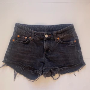 Lågmidjade jeansshorts - Säljer dessa superfina jeansshorts som jag klippt själv 🥰 Storlek 23 i midjan 