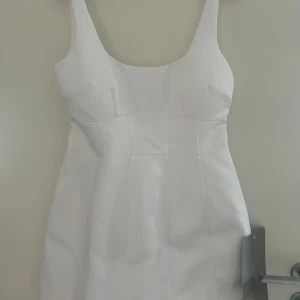 Vit klänning Asos bride kollektion  - Klänning som ej är använd pga för kort när jag köpt den! Passa perfekt som ett ombyte på bröllop. Storlek 38 och Nypris 1700 kr   Kan skickas eller hämtas i Hökarängen eller inne i stan. 