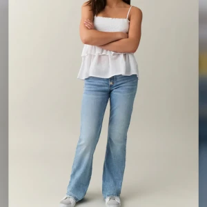 Lågmidjade bootcut jeans - Säljer dessa super snygga oanvända bootcut jeansen, dem är nya utan prislapp och inte använda samt inga defekter, skriv för fler bilder💖🫶🏼