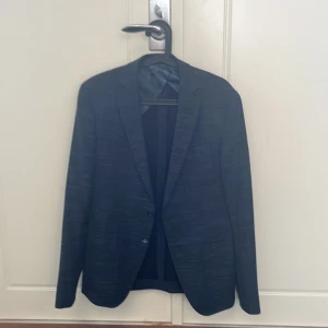 Hugo boss kavaj - En fin ull stickad Hugo boss kavaj. Använd ungefär 3 gånger så i princip helt ny😊 säljer den för att de är för liten. Nypris på den s ligger på ungefär 5000kr