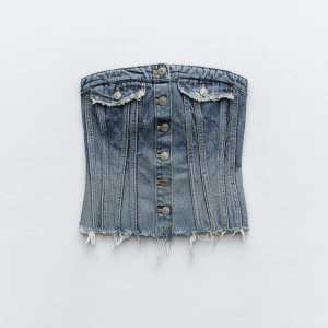 Topp Denim TRF Korsett  - Fin populär topp från Zara som är slutsåld online, helt oanvänd då lappen sitter kvar, säljer eftersom jag köpte fel storlek