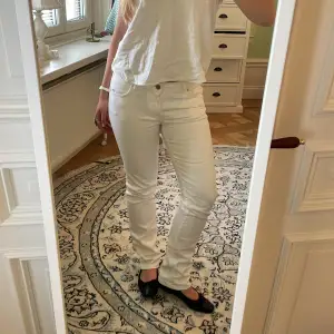 Snygga somriga vita jeans från Zara i storlek 38!🤍Sitter bra i längden för mig som är ca 166cm lång. De har en liten fläck (de sista bilden), men som säkert går bort med blekning/tvätt eller liknande!
