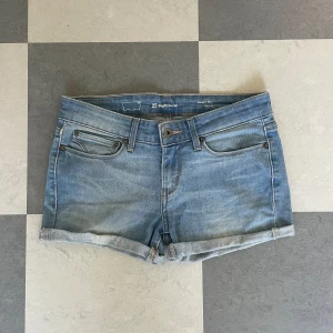 Levis low waist denim shorts, blå - Mycket bra skick🩷kolla gärna på våra andra varor och skriv om du har frågor🥰 Midjemått:74 (stretchiga material) Ytterbenmått: 24 cm