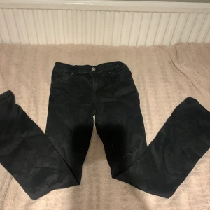 Bootcut jeans only - Jätte fina bootcut jeans från only, storlek 158 Väldigt bra skick, användt nån gång bara Köpt för ca 400 säljer för 200 Skriv för fler bilder eller intresserad/pris förslag❤️