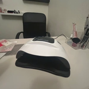 Uv lampa - Helt ny, får inte plats i mitt nagelbord. Hämtas i sköndal eller fraktas