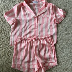 Pyjamas från Primark - Oanvänd pyjamas från Primark, köpt för någon vecka sedan men prislapparna är borta.  Storlek: XS