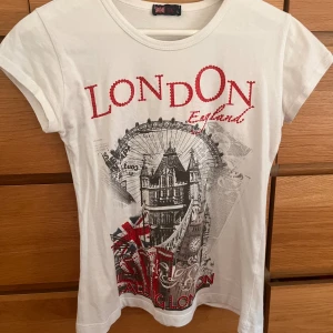 T-shirt - Jätte söt t-shirt från London i storlek S. Knappt använd då den är för liten