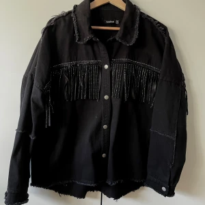 Jeansjacka med fransar - Sparsamt använd så i nyskick 🩷