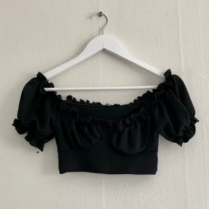 Svart off-shoulder crop top - Oanvänd pga. lite för stor över bysten för mig.