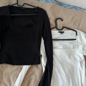 urringad tröja  - två urringade tröjor från New Yorker. Köpte ett par nya därför säljer jag dom❤️  säljer för: 150 kr för båda 