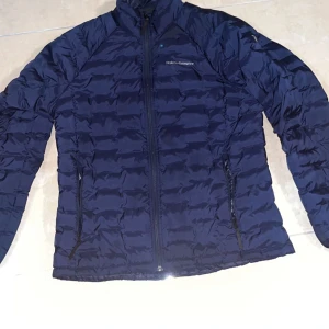 Peak Performance jacka - Jättefräsch Peak Performance jacka som är i utmärkt skick. Pris kan diskuteras vid snabbaffär.