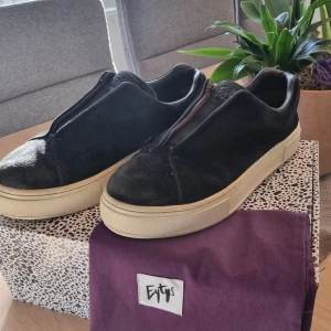 Eytys Doja Laceless - Säljes mina Eytys Doja Laceless i suede/mocka. Använt skick men fortfarande bra drag i remmen. Kvitto finns. Box o påse ingår. Nypris 2000kr.