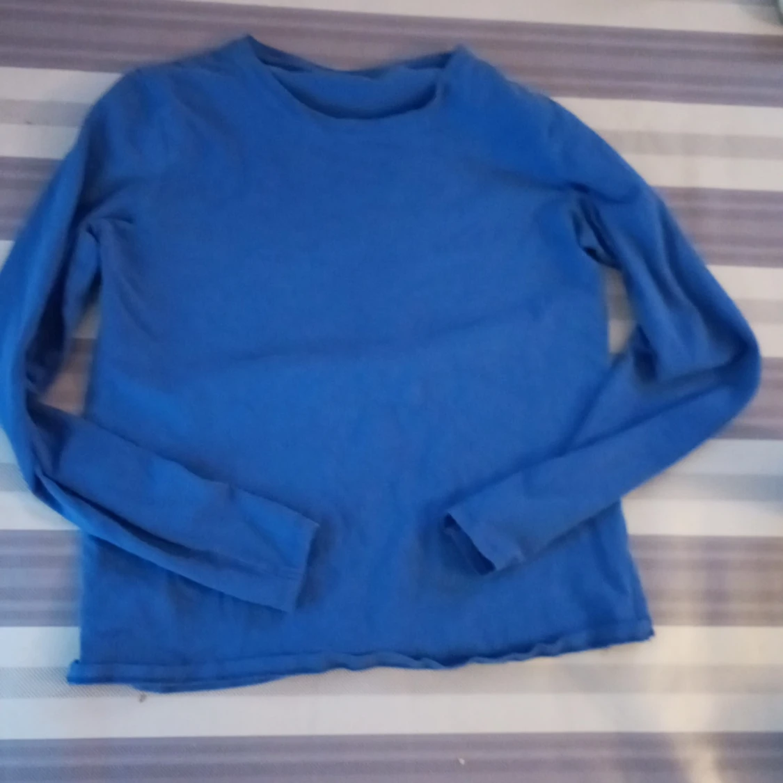 En blå långärmad tröja