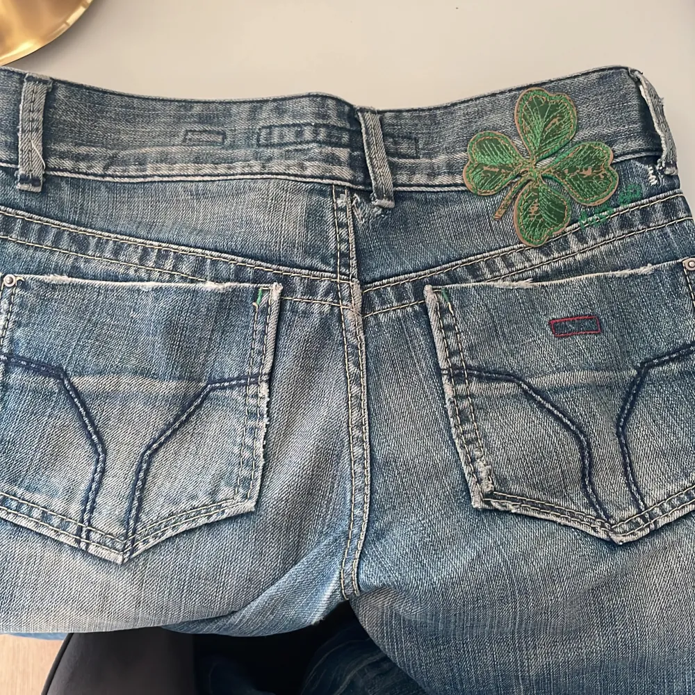 Fina extrema låga jeans. Jag är 167 så passar nog också de som är 168-169. De sitter bra men säljer för att de blivit för små och för tajta❤️ Använt bara några ggr typ 1-4❤️❤️Orginalpris 700kr❤️. Jeans & Byxor.
