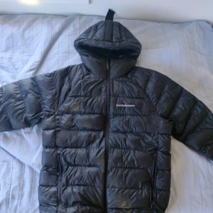 Peak Performance jacka (BILLIGT) - Säljer nu då den är för liten, storlek S. Finns ställen där de är hål och jag har lagt patches över, säljer billigt pga det. PRIS KAN DISKUTERAS!. Skriv om du har frågor.  Mvh Harald 