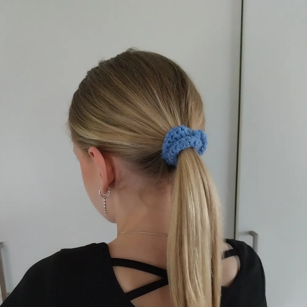 Hemmagjord virkad blå scrunchie, bra skick💙. Accessoarer.
