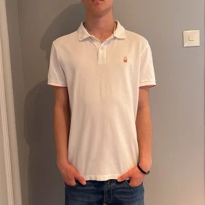 Sail racing pikéer  - Säljer nu dessa sail racing pikéer. Säljer nu dessa pikéer. Skick 8/10. Mitt pris 250 för en och båda för 400. Den vita har en liten fläck. Killen på bilden är 185. Hör av er vid frågor eller funderingar 🤯