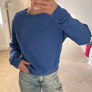 Collagetröja - Blå Collagetröja i tunnare material så fin och skön!