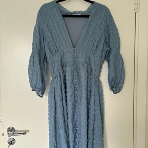 Blå sommarklänning  - En jätte fin somrig blå klänning perfekt till sommaren som inte riktigt fall mig i smaken. Endast testad.