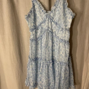Klänning  - Gullig sommarklänning från NA-KD. I fint skick utan defekter!💞 